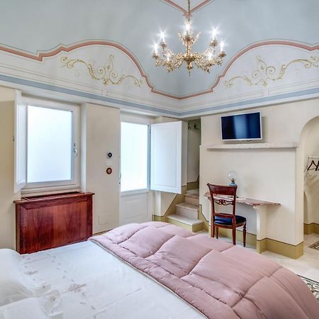 Palazzo Stunis - Dimora Di Charme Bed & Breakfast Ostuni Exterior photo